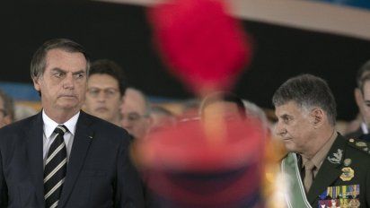 Jair Bolsonaro&nbsp; ingresó en 1974 en la Academia Militar Das Agulhas&nbsp; y egresó en 1977. A fines de los 80, renunció a su cargo de capitán tras ser sancionado por sus protestas por bajos salarios.&nbsp;