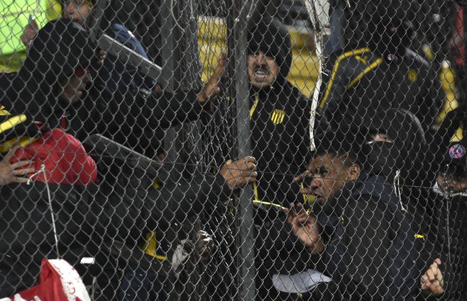 Disturbios peñarol colon afp (3).jpg