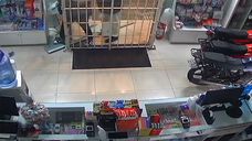 Robo piraña a farmacia en Tres Cruces; delincuentes rompieron un vidrio y se llevaron varios perfumes