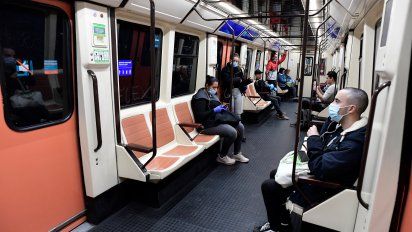 timida vuelta al trabajo, donde sigue bajando los muertos por covid-19