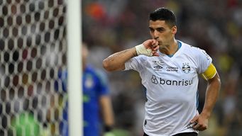 Luis Suárez festeja sus goles en el último partido con Gremio. Foto: AFP.