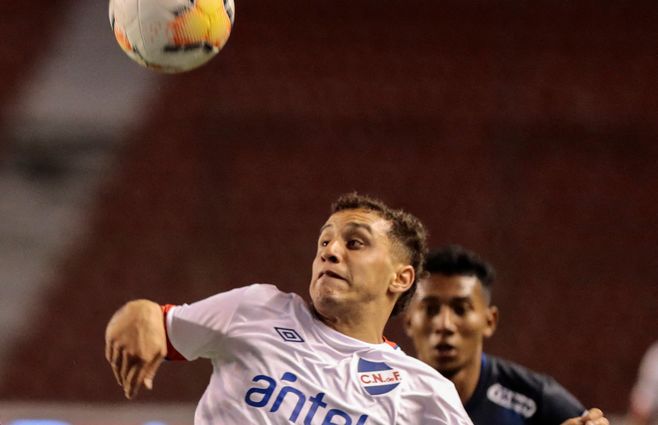 Oliveros zaguero o lateral izquierdo.&nbsp;