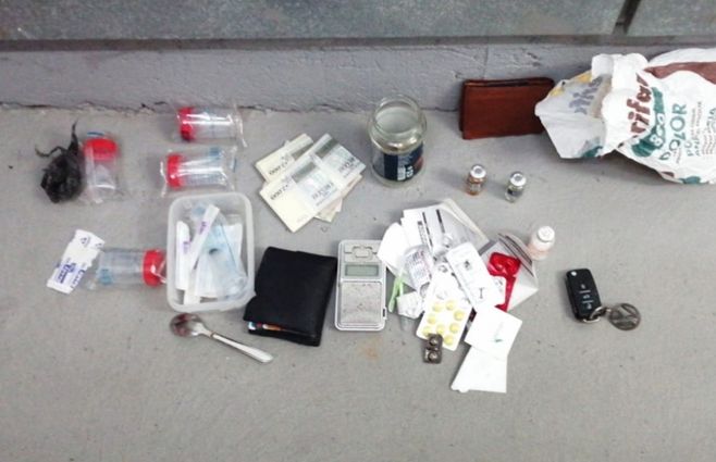 Foto cedida a Subrayado. Jeringas y agujas, entre otros elementos, incautados por la Policía.