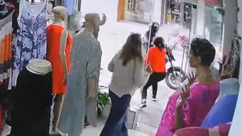 robo pirana en joyeria de pando: dos delincuentes en moto y con cascos se llevaron relojes y joyas