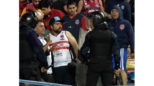 Hinchas de Goes lanzaron butacas y se enfrentaron a la Policía