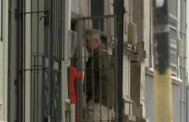 Policías dialogan con la mujer, quien está a punto de entregarse. 