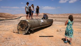 Restos de un misil lanzado por Irán sobre territorio de Israel. Foto: AFP