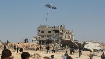 israel anuncia pausa parcial de los combates en gaza y los primeros camiones con ayuda cruzan la frontera