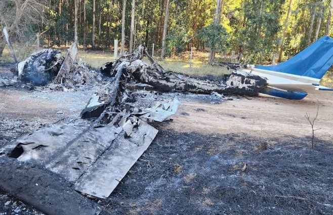 La avioneta incendiada en julio, en un camino rural de Paysandú, origen de la investigación que terminó ahora con 414 kilos de pasta base incautada.