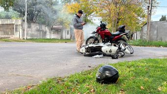 Foto: Mª. Eugenia Scognamiglio, Subrayado. La moto de las víctimas quedó en el lugar.