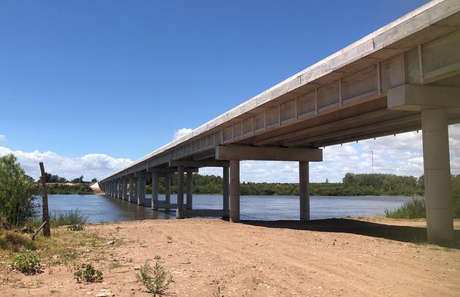 El nuevo puente sobre el río Negro que inaugura Lacalle Pou este lunes. Foto: Valentina Villano, periodista de Subrayado.