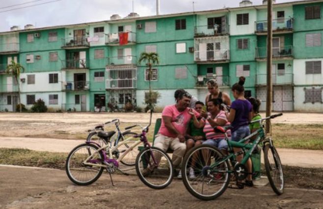 La mayoría de residentes no tienen más remedio que conectarse a puntos wifi públicos pagando por hora