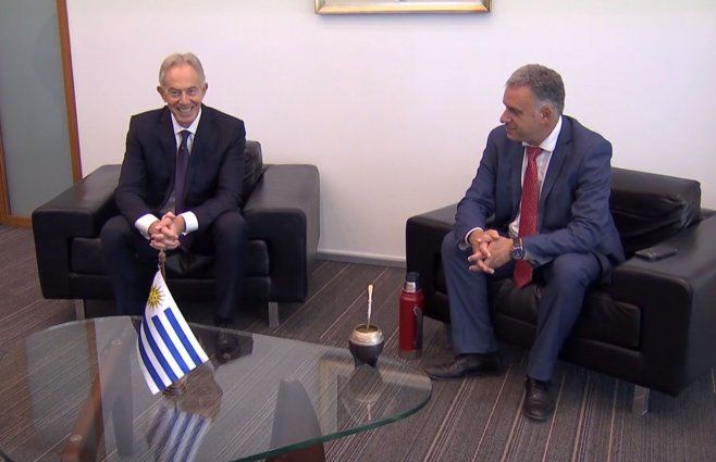 Yamandú Orsi con Tony Blair. Imágenes: Subrayado.