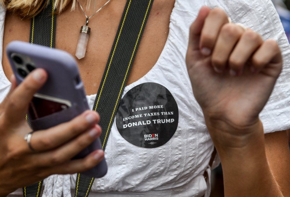 Calcomanía que dice Pagué más impuestos sobre la renta que Trump. 