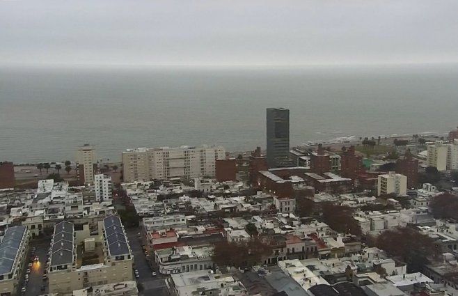 Foto: Subrayado. Imagen aérea de la rambla de Montevideo, a la hora 8:00 de este jueves.