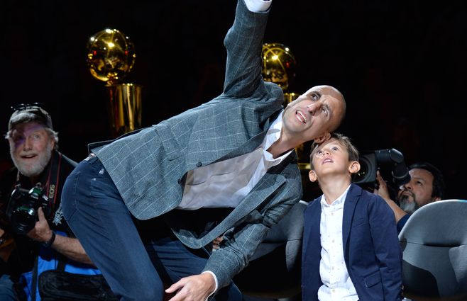 Junto a uno de sus hijos en pleno homenaje 