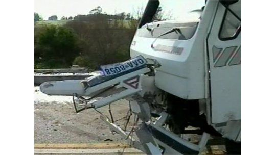 Espectacular vuelco de camión  a 8 kilómetros de Florida