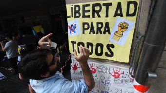 Foto: FocoUy. Familiares de hinchas de Peñarol se manifestaron en Cancillería.