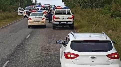 Foto: INF Central, cedida a Subrayado. Detención en ruta 10 en el límite entre Rocha y Maldonado, tras rapiña. Foto: INF Central, cedida a Subrayado. Detención en ruta 10 en el límite entre Rocha y Maldonado, tras rapiña.