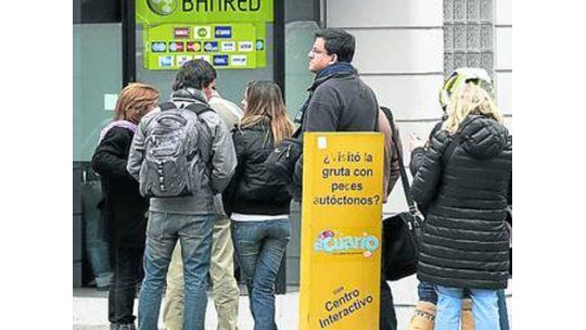 Cristina Kirchner pone cepo a dólar Colonia: US$ 50 por tarjeta