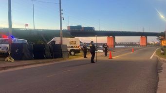 un menor y un joven que circulaban en moto murieron tras impactar contra una columna del alumbrado