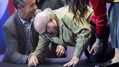 aparatosa caida del actor danny devito durante presentacion de dumbo