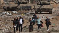 Palestinos en Gaza, con tanques del ejército de Israel. Foto: AFP, 24 de noviembre.
