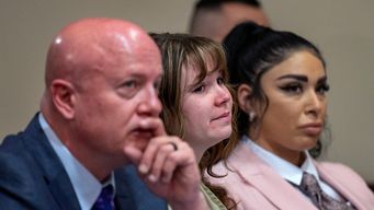 Hannah Gutierrez-Reed al escuchar la sentencia por disparo fatal en Rust. Foto: AFP