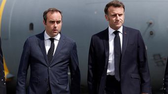 El nuevo primer ministro Sébastien Lecornu junto a Emmanuel Macron. Foto: AFP