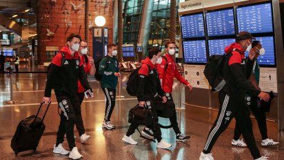 Jugadores del Bayern arriban a Qatar para jugar el Mundial de Clubes