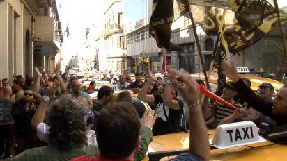 taxistas bloquean varias calles de la ciudad vieja en protesta contra uber