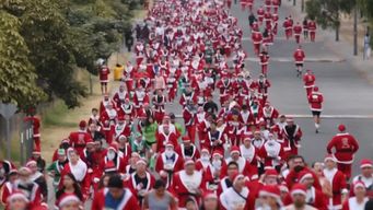 disfrazados de papa noel corrieron por las calles de guadalajara en tradicional competencia de navidad