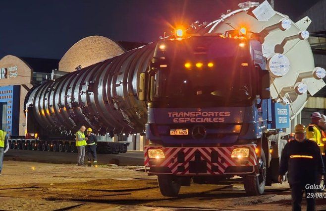 La columna de 80 metros en el inicio del traslado. Foto: Federico Ojeda, compartida con Subrayado.