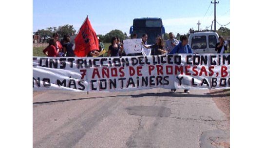 Movilización frente a chacra de Mujica; piden mejoras en liceos