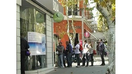 Argentinos hacen cola durante varias horas por el “dólar Colonia”