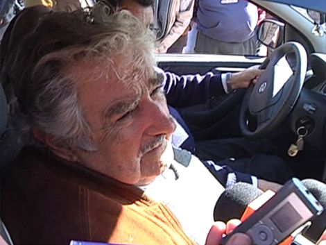 Mujica increpado en la Expo Prado por un ex integrante del MLN-T