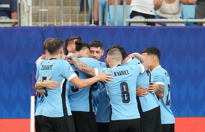 Uruguay festeja el gol de Bentancur. AFP