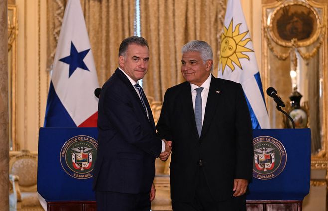 Yamandú Orsi junto al presidente panameño&nbsp; José Raúl Mulino. Foto: AFP