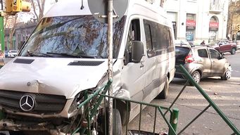 choque entre una camioneta de transporte de pasajeros y un auto en un cruce con semaforos en cordon