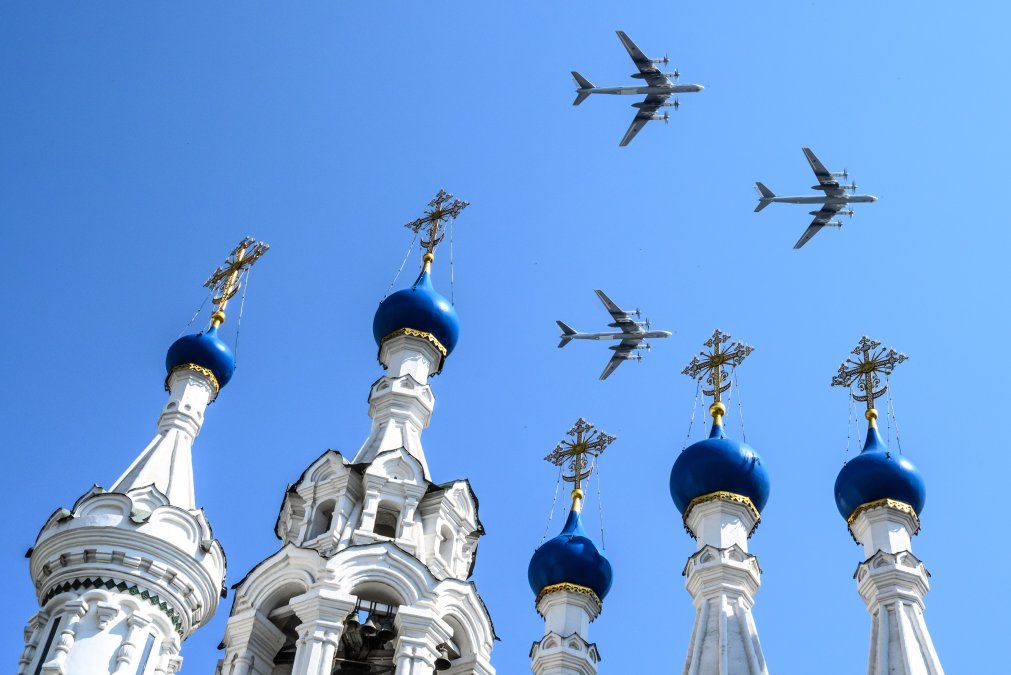 Aviones militares rusos vuelan sobre la iglesia ortodoxa en el centro de Moscú durante un ensayo por el desfile militar del Día de la Victoria.&nbsp;