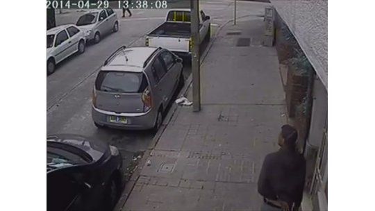 Comerciante puso una cámara y no para de registrar robos de autos