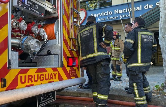 Bomberos trabaja en incendio en el Servicio Nacional de Sangre. Foto: Marcelo Auyanet.