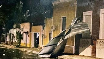 fuerte turbonada azoto fray bentos y mercedes: voladuras de techos, arboles y columnas caidas