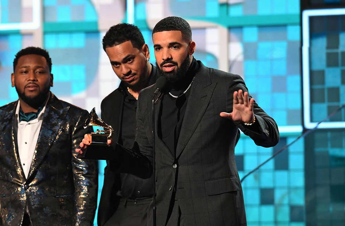 Drake recibe el Grammy como Mejor Canción de Rap por Gods Plan en 2019.