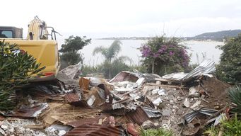intendencia de maldonado demolio construcciones irregulares en la faja costera de punta colorada