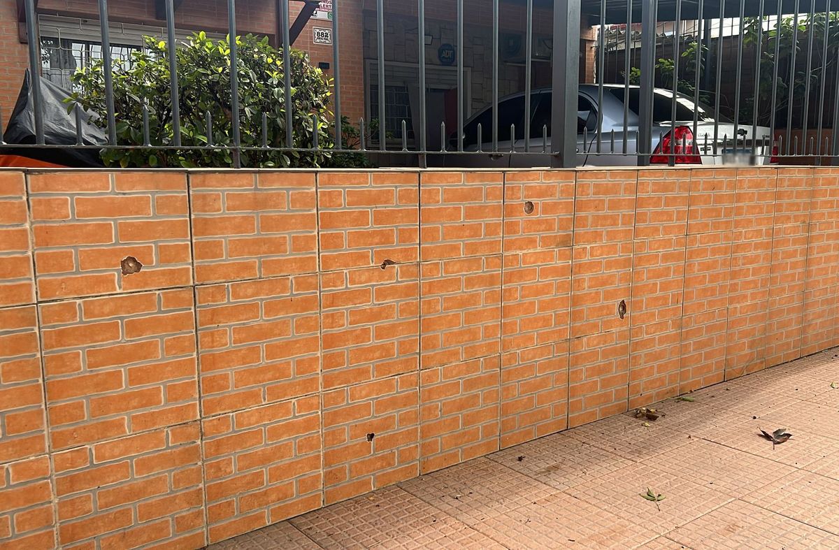 Foto: María Eugenia Scognamiglio, Subrayado. Una de las casas baleadas, en La Teja. Foto: María Eugenia Scognamiglio, Subrayado. Una de las casas baleadas, en La Teja.