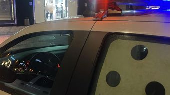 nuevo robo pirana: delincuente rompio puerta de farmacia con un marron y se llevo unos 20 perfumes importados