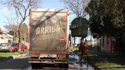 Los mensajes optimistas en los camiones municipales aun no han dado rédito. Los montevideanos no cuidan la limpieza urbana y el servicio municipal no es óptimo. La ciudad sigue sucia.&nbsp;