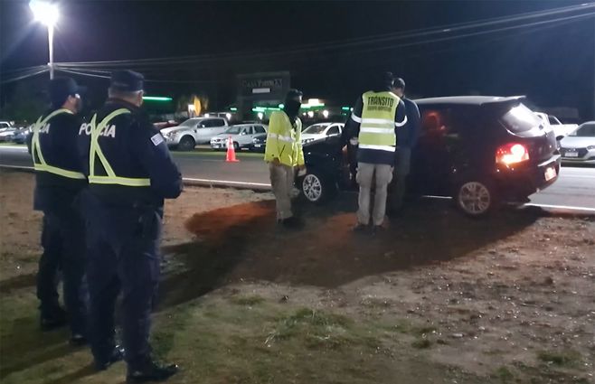 inspectores-policias-control-transito-salto-archivo.jpg