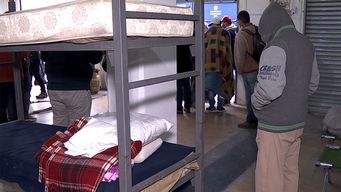 abren unidades militares para personas que viven en la calle ante anuncio de frio polar